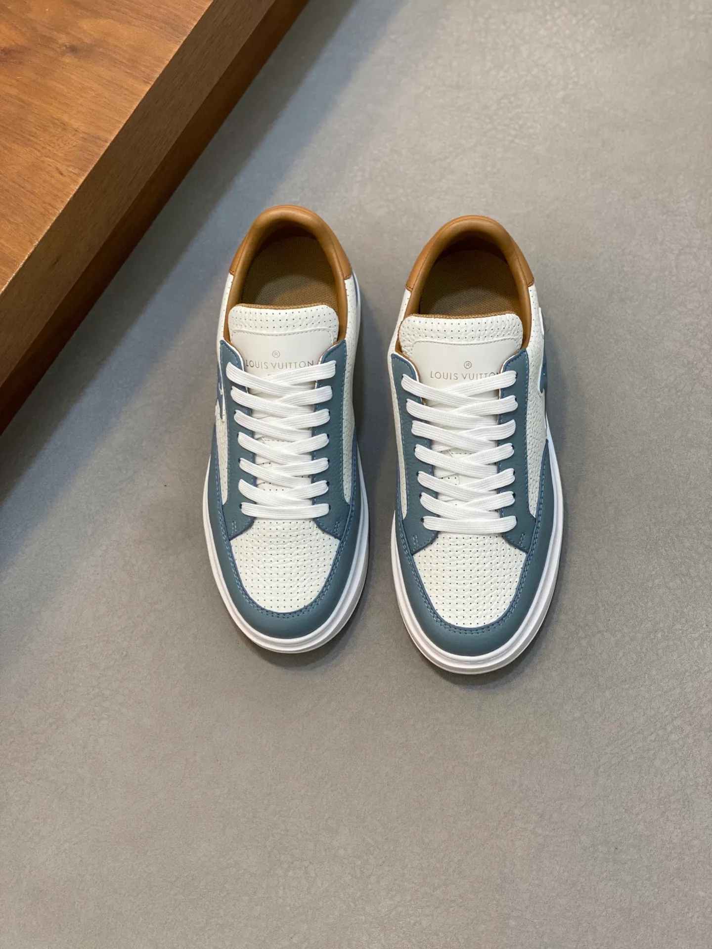 Factory Price: 400💰LV🔍Top Purchasing Agency🇮🇹 Lu Street Boy’s popular sports shoes counter synchronized, uppers imported from Italy cowhide fabric, high-quality complex splicing crafts, imported water-dyed cowhide lining cowhide feet Sole: Original sole provided by the original factory, T men's men's shoes 💰U exclusive movable molded sole, super comfortable, original factory follow-up goods, 🔍🔍high quality, can be entered and exited the counter at will, welcome to compare, code number 39-44 (order 38 45)